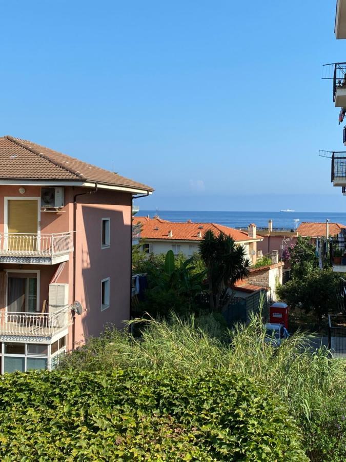 Appartamento Vicino Al Mare Con Parcheggio Riva Ligure Buitenkant foto